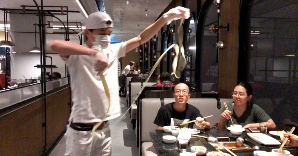 Hai di lao Live Noodle Dance Show